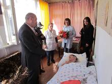 «Մեր այսօրվա վերաբերմունքի մեջ արտառոց ոչինչ չկա». Լոռու մարզպետն այցելեց Վանաձորում բնակվող 82-ամյա Արաքսյա Խառատյանին
